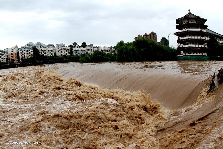 Photo taken on July 18, 2013 shows the rising flood in Guangyuan City of southwest China's Sichuan Province. A rain-triggered flood has brought serious damage to Guangyuan City from Wednesday, causing one person missing and forcing 41,400 people to relocate. (Xinhua/Gao Zhinong)
