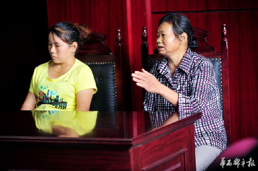 Li Lanyu's daughter in law and granddaughter defend the case on the court. (Photo/wccdaily)