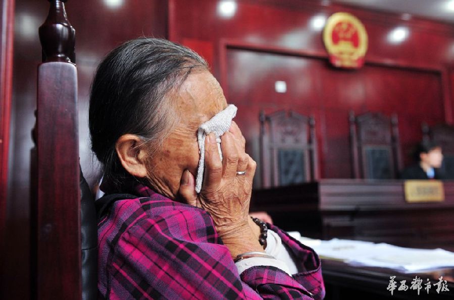 Mother Li Lanyu cries on the court. (Photo/wccdaily) 