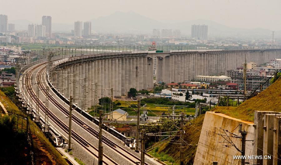 Photo taken on July 17, 2013 shows the super large railway bridge with more than 500 piers on Xiangtang-Putian Railway, or Xiangpu Railway, in Putian City, southeast China's Fujian Province. The 632-kilometer-long railway, which links Xiangtang Township in Nanchang, capital of east China's Jiangxi Province, and Putian City , is expected to open to traffic by the end of this September after all debugging and commissioning finishes. The Xiangpu Railway, which will be one of the key transportation arteries for both travellers and goods in this area after it is opened to traffic, will also be the first railway running through seven districts and counties in Jiangxi and Fujian. (Xinhua/Chen Chunyuan)