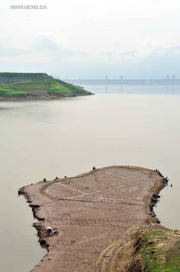 A man fishes at the Xujiachong Harbor on the Yangtze River in Maoping Township of Zigui County, north China's Hubei Province, July 20, 2013. This year's highest flood peak of Yangtze River is estimated to arrive at Three Gorges Reservoir on July 21, with a predicted inflow of 48,000 cubic meters per second. (Xinhua/Zheng Jiayu) 