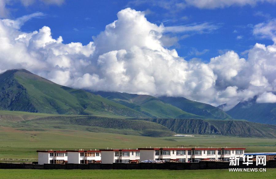 Photo taken on July 19th shows the houses of herdsmen in Damxung County, southwest China's Tibet Autonomous Region. [Photo/Xinhua]