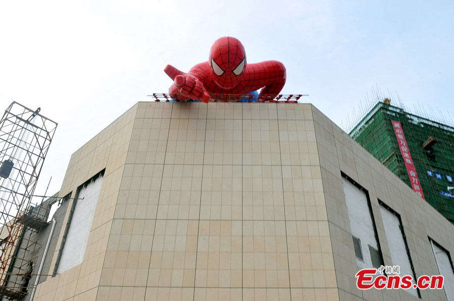 Photo taken on July 20 shows a giant Spider-man on the roof of an under-construction building in Nanchang, East China's Jiangxi Province. According to the construction staff, the inflatable Spider-man is 20 meters long, 10 meters wide and 5 meters high. (Photo / Liu Zhankun)