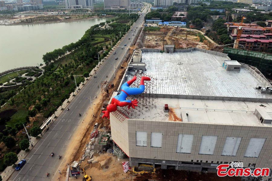 Photo taken on July 20 shows a giant Spider-man on the roof of an under-construction building in Nanchang, East China's Jiangxi Province. According to the construction staff, the inflatable Spider-man is 20 meters long, 10 meters wide and 5 meters high. (Photo / Liu Zhankun)