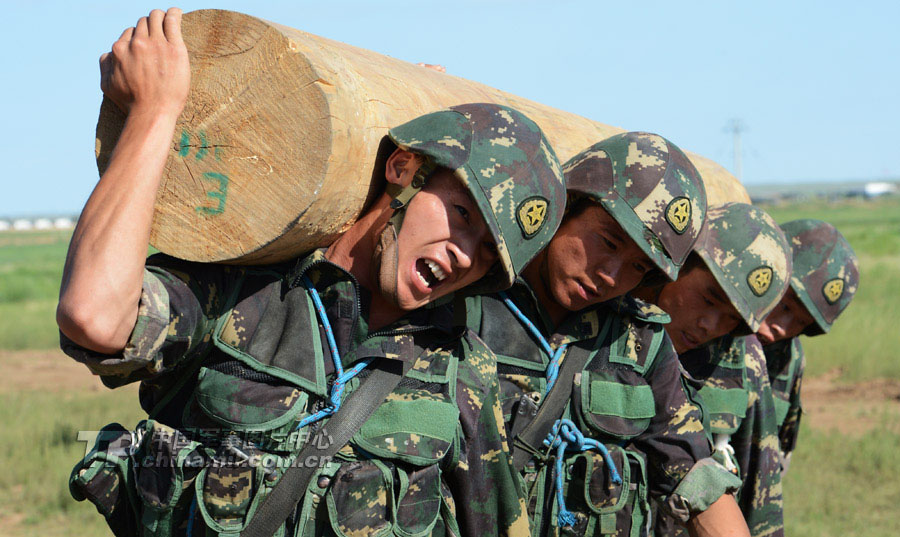 The special operation members from various military area commands of the PLA take part in a comprehensive combat skills competition on July 18, 2013. The competition is to test their ability of integrated use of fitness and skills, and to improve their skills of using various weapons and equipment under various conditions.  (China Military Online/Li Jing)
