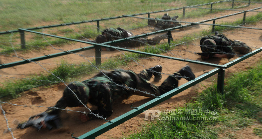 The special operation members from various military area commands of the PLA take part in a comprehensive combat skills competition on July 18, 2013. The competition is to test their ability of integrated use of fitness and skills, and to improve their skills of using various weapons and equipment under various conditions.  (China Military Online/Li Jing)