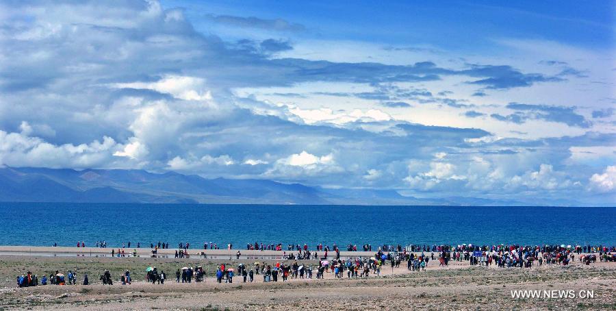 Tourists visit Lake Namtso in southwest China's Tibet Autonomous Region, July 19, 2013. Namtso, meaning "the heavenly lake" in Tibetan language, has become one of the preferences for a growing number of tourists to Tibet. (Xinhua/Wang Song)