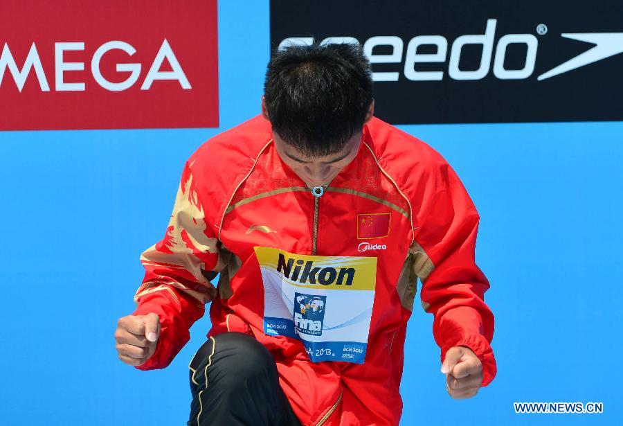 Gold medallist China's Li Shixin reacts during the awarding ceremony for the men's 1m springboard in the World Swimming Championships in Barcelona, Spain, on July 22, 2013. Li won the gold with 460.95 points. (Xinhua/Guo Yong) 