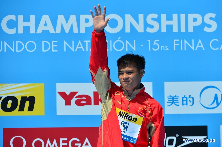 Gold medallist China's Li Shixin celebrates during the awarding ceremony for the men's 1m springboard in the World Swimming Championships in Barcelona, Spain, on July 22, 2013. Li won the gold with 460.95 points. (Xinhua/Guo Yong) 
