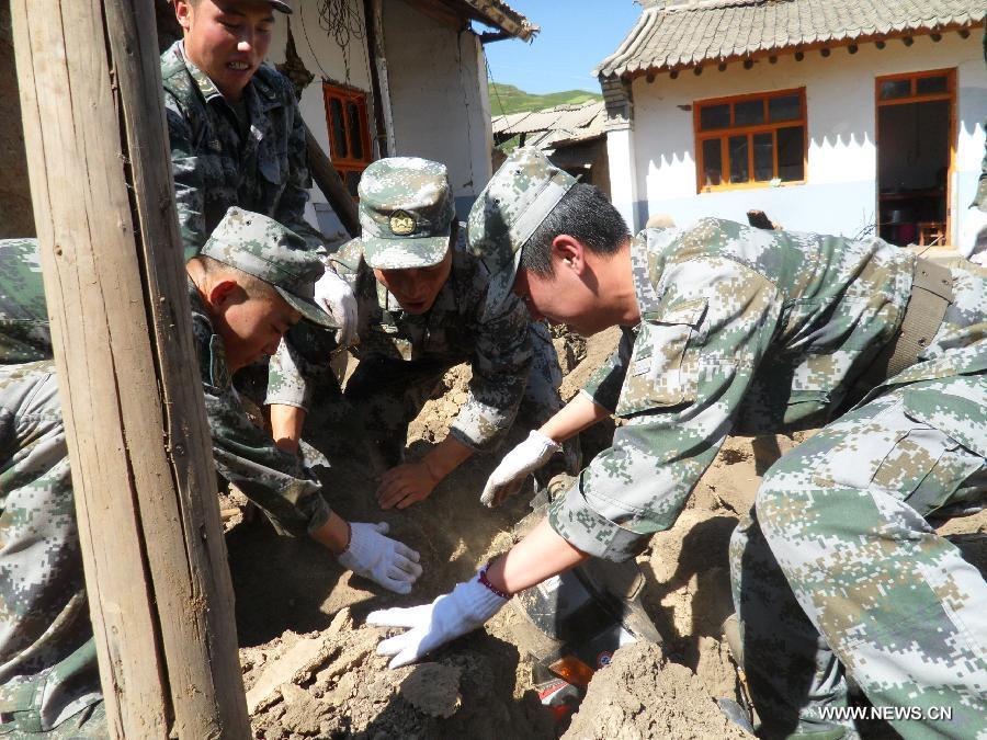 Rescuers work in Shendu Township of Minxian County, northwest China's Gansu Province, July 22, 2013. The death toll has climbed to 89 in the 6.6-magnitude earthquake which jolted a juncture region of Minxian County and Zhangxian County in Dingxi City Monday morning. (Xinhua/Zhang Yongjin)