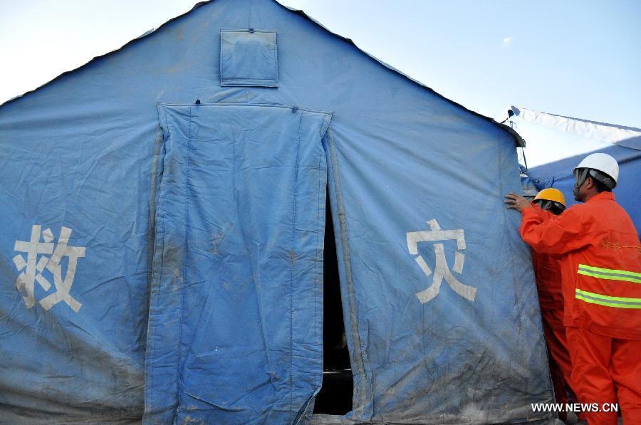 Rescuers put up a tent at a temporary settlement at quake-hit Majiagou Village of Minxian County, northwest China's Gansu Province, July 22, 2013. The death toll has climbed to 89 in the 6.6-magnitude earthquake which jolted a juncture region of Minxian County and Zhangxian County in Dingxi City Monday morning. (Xinhua/Guo Gang) 