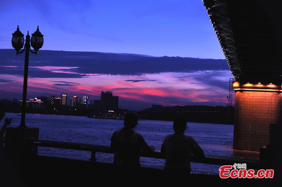 Photo taken on July 22 shows the imposing sunset glow in Wuhan, capital city of Central China's Hubei Province. (CNS/Zhang Chang)