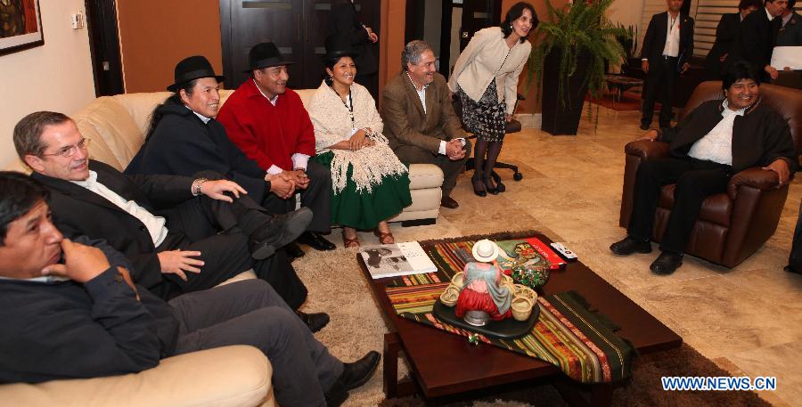 Bolivia's President Evo Morales (R) and Ecuador's Chancellor Ricardo Patino (2nd L) talk with Ecuatorian indigenous people after Evo Morales arrived at Mariscal Sucre International Airport, in Quito, capital of Ecuador, on July 22, 2013. Evo Morales was on an offiial visit to Ecuador. (Xinhua/Santiago Armas)