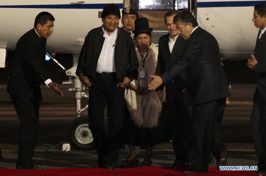 Bolivia's President Evo Morales (2nd L) arrives at Mariscal Sucre International Airport, in Quito, capital of Ecuador, on July 22, 2013. Evo Morales was on an official visit to Ecuador. (Xinhua/Santiago Armas)