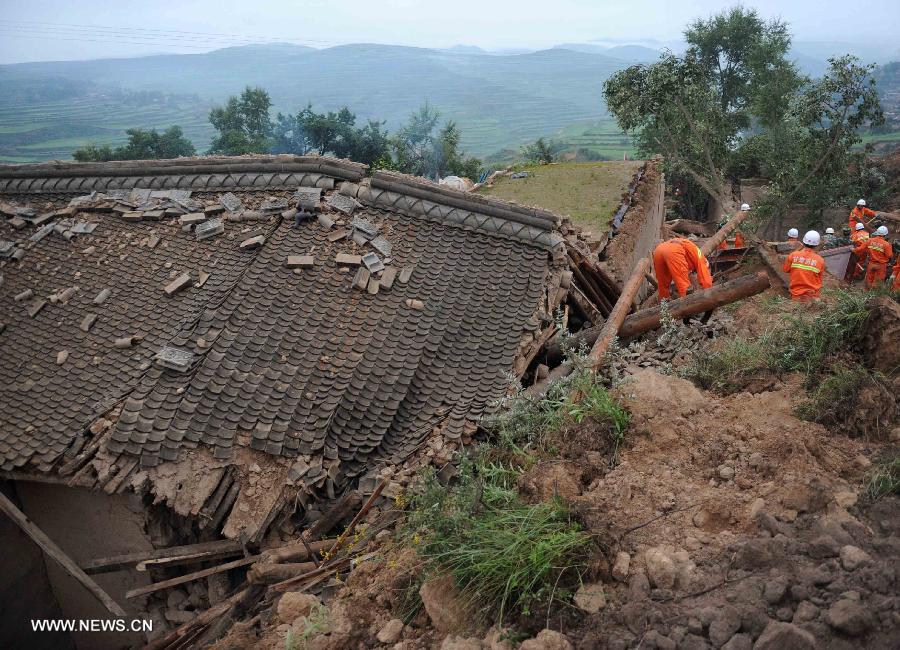 Rescuers work at quake-hit Yongguang Village of Minxian County, northwest China's Gansu Province, July 23, 2013. The death toll has climbed to 94 in the 6.6-magnitude earthquake which jolted a juncture region of Minxian County and Zhangxian County in Dingxi City Monday morning. (Xinhua/Luo Xiaoguang)