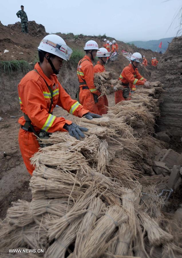 Rescuers work at quake-hit Yongguang Village of Minxian County, northwest China's Gansu Province, July 23, 2013. The death toll has climbed to 94 in the 6.6-magnitude earthquake which jolted a juncture region of Minxian County and Zhangxian County in Dingxi City Monday morning. (Xinhua/Luo Xiaoguang)