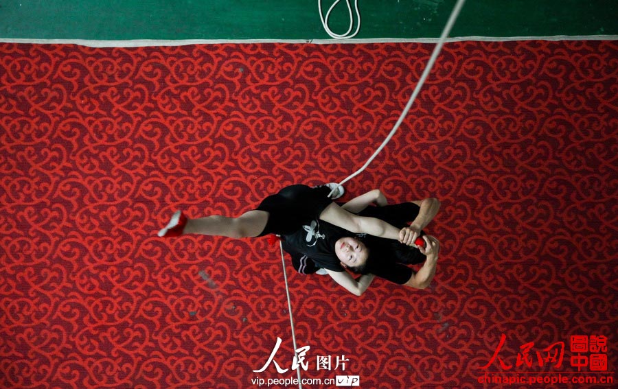 Children in the acrobatic troupe do daily trainings. (vip.people.com.cn/Liang Hongyuan)