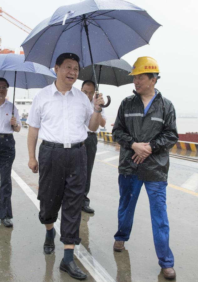 Chinese President Xi Jinping (L, front), who is also general secretary of the Communist Party of China (CPC) Central Committee, inspects the Yangluo container port in Wuhan, capital of central China's Hubei Province, July 21, 2013. Xi made an inspection tour in Hubei from July 21 to July 23. (Xinhua/Li Xueren) 