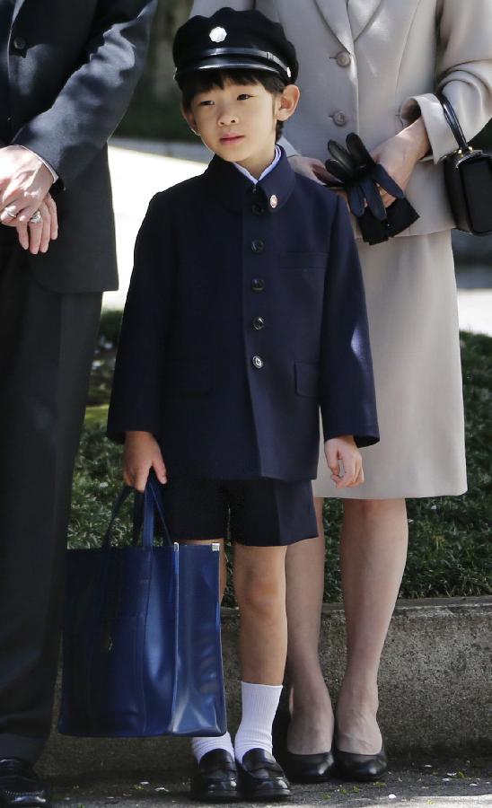 Prince Hisahito poses with his father, Prince Fumihito, and his mother, Princess Kiko, at Ochanomizu University Elementary School in Tokyo on April 7, 2013. (Xinhua/AFP Photo)