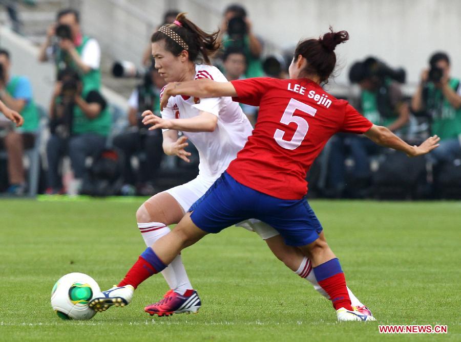 China's Zhou Feifei (L) and South Korea's Lee Se-jin compete during a match at the EAFF Women's Asian Cup 2013 in Hwaseong Stadium, Gyeonggi province, South Korea, on July 24, 2013. China won the match 2-1. (Xinhua/Park Jin hee)