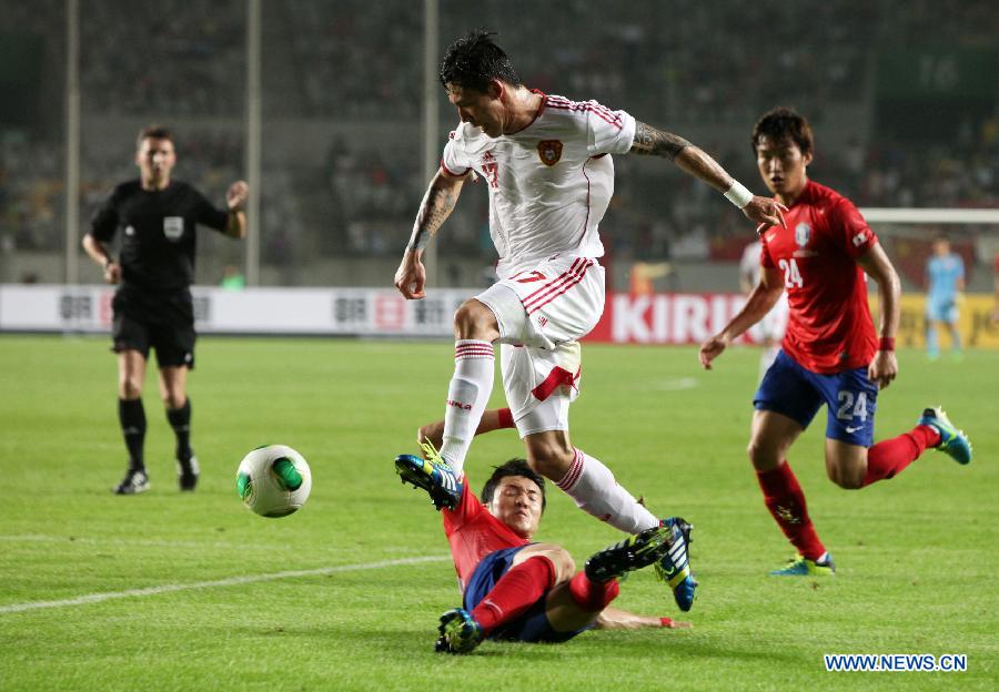 China's Zhang Linpeng (above) breaks through during their match against South Korea at the EAFF Asian Cup 2013 in Hwaseong Stadium, Gyeonggi province, South Korea, on July 24, 2013. The match ended in a 0-0 tie. (Xinhua/Park Jin hee) 