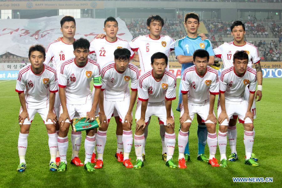China's national football team pose for photos before the match against South Korea at the EAFF Asian Cup 2013 in Hwaseong Stadium, Gyeonggi province, South Korea, on July 24, 2013. The match ended in a 0-0 tie. (Xinhua/Park Jin hee) 