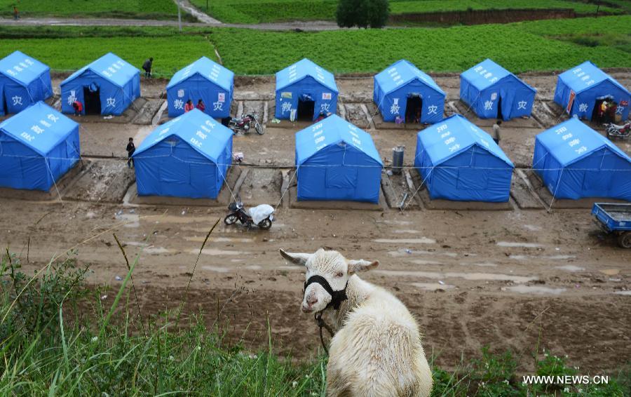 Photo taken on July 25, 2013 shows the makeshift settlements area in Meichuan Township of quake-hit Minxian County, northwest China's Gansu Province. Precautions have been taken to prevent second disasters since a torrential rainfall started on Wednesday in the quake-stricken area. (Xinhua/Jin Liangkuai)