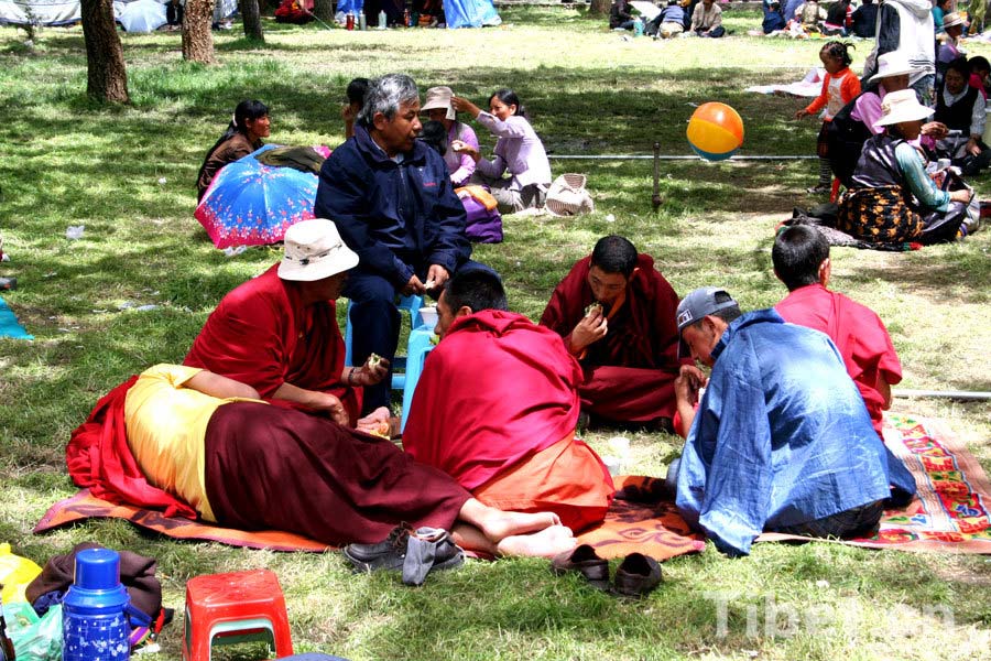 Photo shows that Tibetans monks enjoy slow lives in "lingka" in Lhasa, capital of China's Tibet Autonomous Region. [Photo/China Tibet Online]