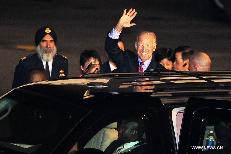 US Vice President Joseph Biden (C) waves his hand after his arrival at the Paya Lebar Airbase in Singapore on July 25, 2013. Biden arrived here Thursday from India to begin his two-day official visit to Singapore. (Xinhua/Then Chih Wey) 