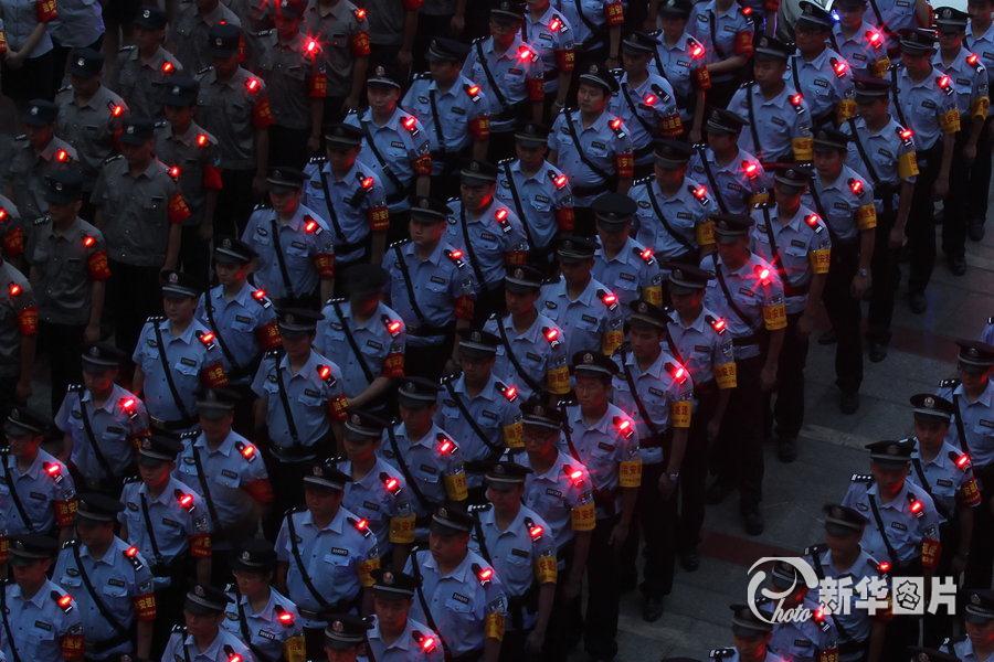Policemen wear their new shoulder lights at a ceremony to launch the use of the night lights in Southwest China's Chongqing on July 25, 2013. The shoulder lights are being used by the city’s police for the first time and will make policemen on patrol visible for 100 meters. Other public security guards will also be equipped with the lights, which can run for five days on two batteries. (Photo/Xinhua)