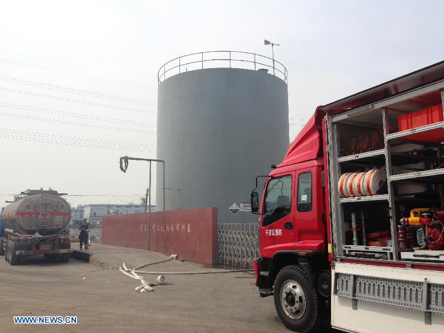 Fire engines are seen at the site of ammonia storage tank leakage at a chemical plant in Taixing City, east China's Jiangsu Province, July 26, 2013. A leakage was found at the 300-ton tank of Yichu Chemical Co., Ltd. at 7 a.m. Friday, leaving several people poisoned. Rescuers have taken emergency measures to stop the leak. (Xinhua/Yang Hai) 