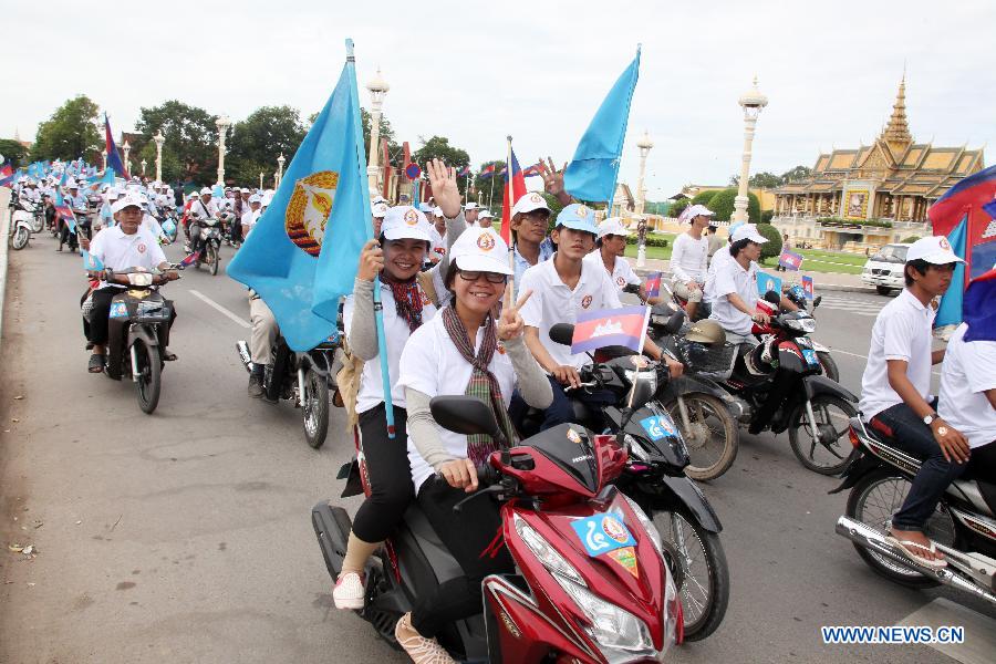 Supporters of the ruling Cambodian People's Party attend a campaign rally in Phnom Penh, Cambodia, July 26, 2013. Cambodia's fifth parliamentary elections are ready to kick off on Sunday, a National Election Committee (NEC) official said Friday. (Xinhua/Phearum)