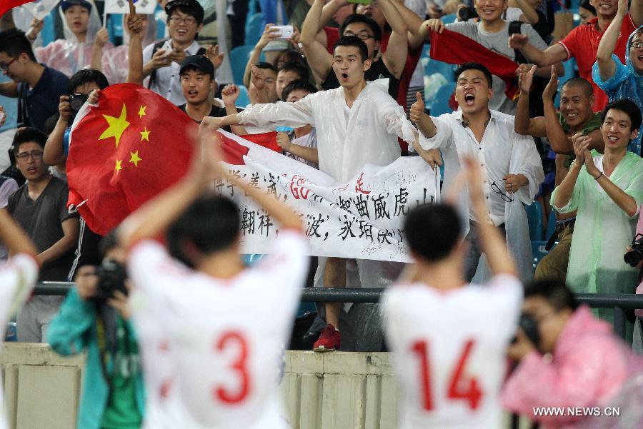Players of China football team greet fans after the EAFF East Asian Cup 2013 match against Australia at the Jamsil Olympic Stadium in Seoul, South Korea, July 28, 2013. China won the match 4-3. (Xinhua/Park Jin-hee) 