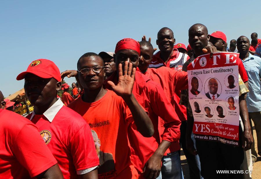 People gather at a campaign rally of presidential election candidate Morgan Tsvangirai in Chitungwiza of Harare, capital of Zimbabwe, July 28, 2013. Zimbabweans are expected to vote on July 31 to choose a president, legislators, and local councilors. Incumbent President Robert Mugabe and Prime Minister Morgan Tsvangirai are considered the main contenders for the presidency. (Xinhua/Meng Chenguang) 