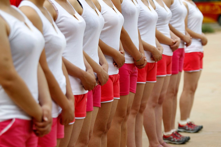 Women lifegurands stand in lines before their training in Yuxi Grand Canyon, central China’s Henan province on July 25, 2013. (Photo/ people.com.cn)