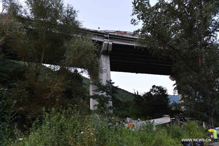 Photo taken on July 29, 2013 shows the scene of the accident in Avellino, southern Italy. A tourist bus crashed through a highway guardrail in southern Italy Sunday night, killing 38 people and putting at least 10 others in critical condition. (Xinhua/Xu Nizhi) 