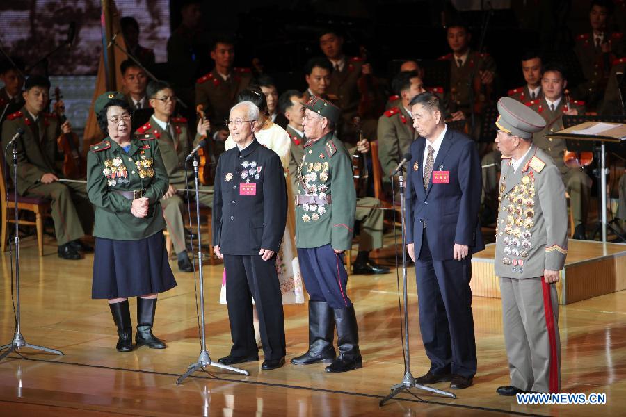 Chinese veterans Dai Shihui (2nd, R), Hou Jianye (2nd, L) attend the celebrating ceremony to mark the 60th anniversary of the Korean War Armistice Agreement in Pyongyang, the Democratic People's Republic of Korea (DPRK), on July 29, 2013. (Xinhua/Zhang Li)