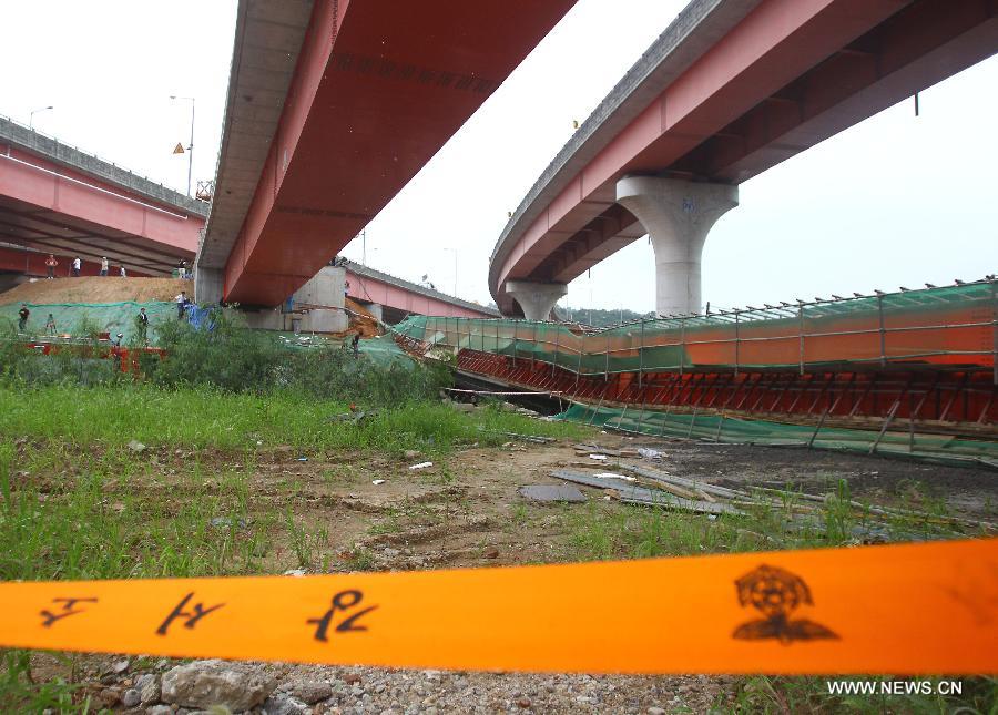 Photo taken on July 30, 2013 shows the collapse site near the Banghwa Bridge in Seoul, South Korea. Two Chinese workers were killed as a section of an under-construction ramp onto Banghwa Bridge collapsed Tuesday, according to Yonhap. (Xinhua/Yao Qilin)