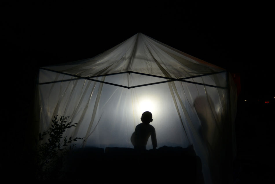 Photo taken on July 23 shows the life of Hou Weiqiang’s family in tent. At present, power supply is normal besides some remote areas. At 7:45 a.m., July 22, 2013, a 6.6-magnitude earthquake jolted the border of Minxian and Zhangxian counties in northwest China’s Gansu province. The epicenter, with a depth of 20 km, was monitored at 34.5 degrees north latitude and 104.2 degrees east longitude.（Xinhua/Jin Liangkuai）