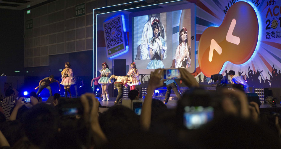 Many players enjoy and take photo of the cosplay show in Hong Kong. The 15th Animation Comic Game Hong Kong opened on July 26. It would last for 5days and attracted more than 700,000 people. (Xinhua/Zhao Yusi)