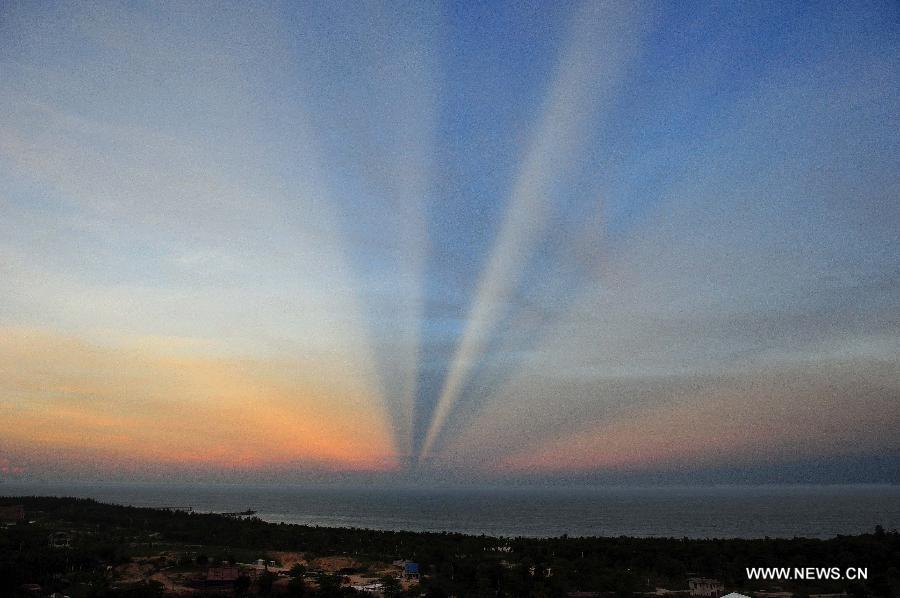 Photo taken on July 31, 2013 shows an unusual astronomical phenomena above the sky in Bo'ao Town of Qionghai City, south China's Hainan Province. (Xinhua/Guo Cheng)