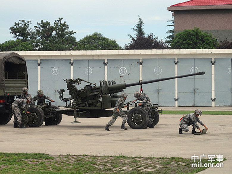 The picture shows a scene of demonstration of anti-aircraft gun training.