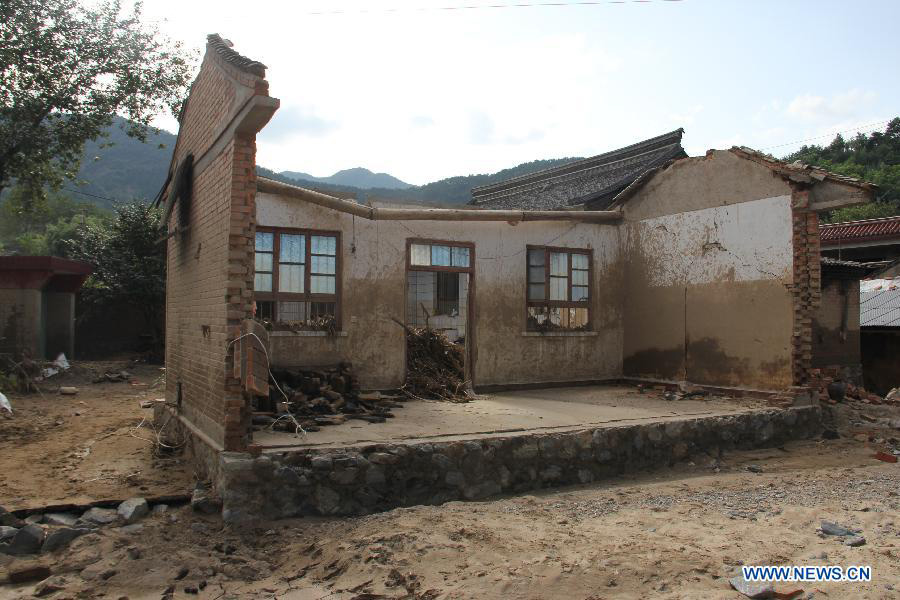 Photo taken on July 31, 2013 shows a house damaged by floods in Niangniangba Town, Qinzhou District of Tianshui City, northwest China's Gansu Province. More than 20 people were dead or missing and about 1.22 million people were affected by the landslides and floods caused by strong rainfall in Tianshui in recent days. (Xinhua/Bai Liping)