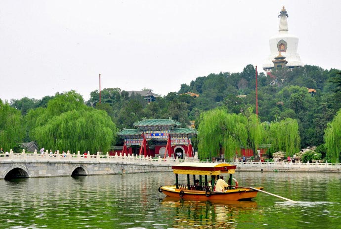Located just west of the Forbidden City and Jingshan Park, Beihai Park is one of the oldest, largest, and best-preserved of all the ancient imperial gardens in China. (CRIENGLISH.com/Song Xiaofeng)