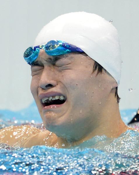 Sun Yang cries after clocking a new world record time of 14:31.02 to win the 2012 London Olympic men's 1,500m freestyle gold medal. (CNTV)