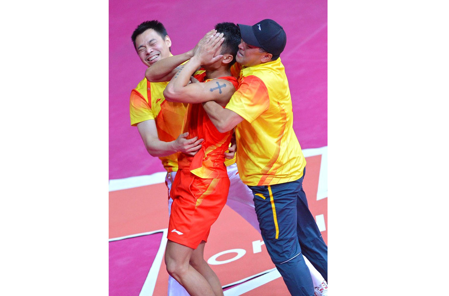 China's Lin Dan cries after men's badminton singles gold medal match against Lee Chong Wei of Malaysia, at London 2012 Olympic Games in London, Britain, August 5, 2012. China's Lin Dan won gold medal in this event. (CNTV)