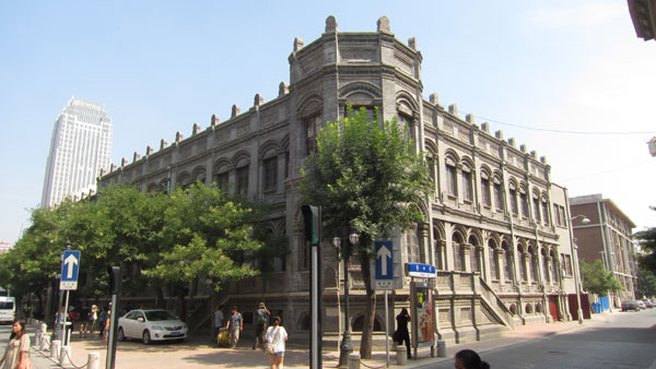 The Tianjin Custom Letter House, located in the middle of Tianjin’s financial district, was built in 1878. It was renamed the Post Office of the Qing Dynasty, Tianjin Branch in 1897. It was at this post office that the first set of Chinese Dragon stamps was issued in 1878. The building serves as one of the many examples of Western architecture that can be found in Tianjin. (Chinadaily.com.cn/Lance Crayon)