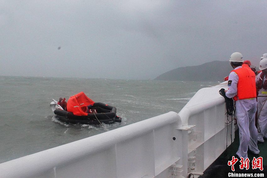 Rescuers save two crew members of a cargo ship which sank off Hong Kong. (Chinanews/Kang Le)