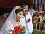 Newlyweds take part in group wedding ceremony in Xinjiang