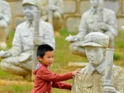 Sculptures pay tribute to war heroes